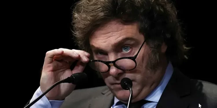 Milei minimiza la masiva marcha pro‑Kirchner como “partido homenaje”, descarta indulto y desvía críticas económicas