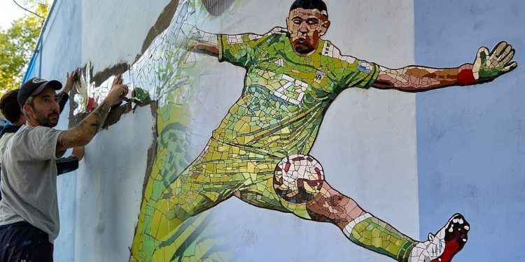 La historia del mural colosal que conmovió a Dibu Martínez