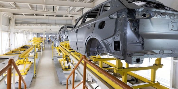 La industria crece, pero no se recupera del todo y advierten por “desafíos” que podrían frenarla