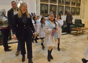 La Legislatura de Mendoza se vistió de celeste y blanco para celebrar la Promesa a la Bandera
