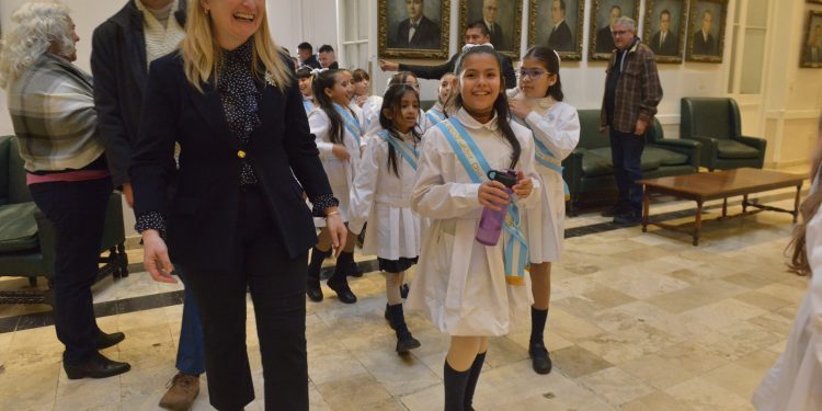 La Legislatura de Mendoza se vistió de celeste y blanco para celebrar la Promesa a la Bandera