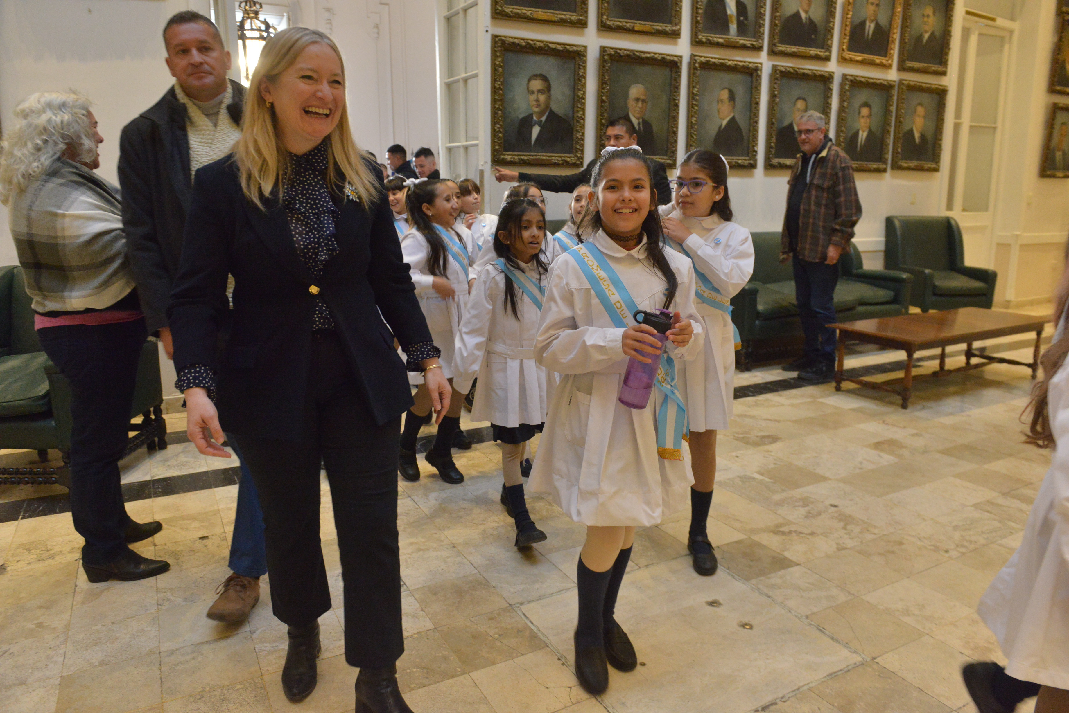 https://totalnewsagency.com/wp-content/uploads/2025/06/la-legislatura-de-mendoza-se-vistio-de-celeste-y-blanco-para-celebrar-la-promesa-a-la-bandera.jpg