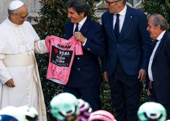 León XIV bendijo al Giro de Italia y recibió la tradicional camiseta rosa del líder