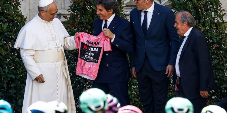 León XIV bendijo al Giro de Italia y recibió la tradicional camiseta rosa del líder