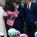 León XIV bendijo al Giro de Italia y recibió la tradicional camiseta rosa del líder