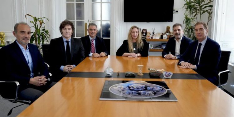 Ministro en llamas, un pedido de Macron a Milei y la “lista negra” en el acuerdo con PRO