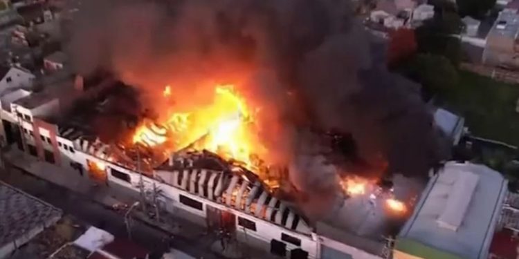 Federico Sturzenegger sugirió que el incendio de una pañalera tendría que ver con una licitación clave del PAMI