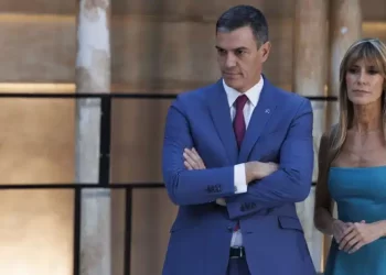 Pedro golpeado y Begoña se marchita: Feijóo acusa a Sánchez de encubrir la corrupción y afirma que el Gobierno “no tiene escapatoria”