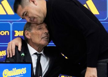 Riquelme a Russo: “Tengo mucha felicidad porque presentamos al último DT que nos regaló la Copa”