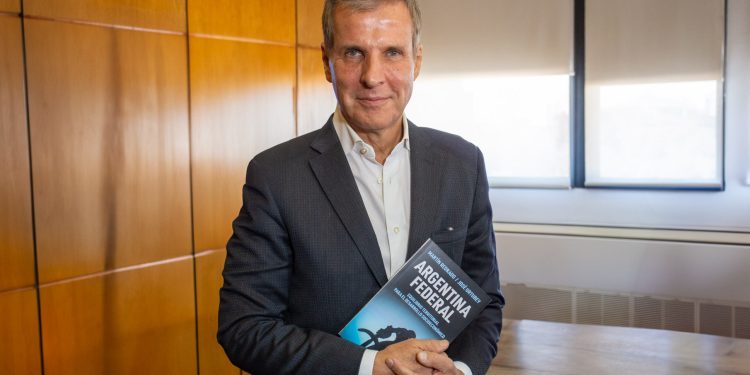 Ulpiano Suarez acompañó a Martín Redrado en el lanzamiento de su último libro