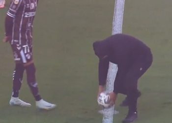 Video: un encapuchado se llevó la pelota antes de la final