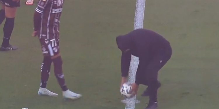 Video: un encapuchado se llevó la pelota antes de la final