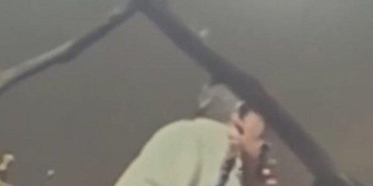 Escándalo por Alperovich: Lo filman fumando en balcón pese a supuesta enfermedad pulmonar-Video-