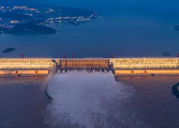 Científicos afirman que los embalses de represas desplazaron los polos de la Tierra más de un metro