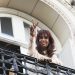 Otro balconazo: Cuestionamientos por los privilegios de Cristina Kirchner en prisión domiciliaria mientras militares centenarios mueren en cárceles comunes