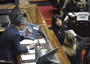Kirchneristas generan escándalo en Diputados: empujones entre bloques y suspensión de la sesión tras incidentes con José Luis Espert