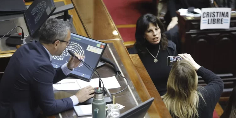 Kirchneristas generan escándalo en Diputados: empujones entre bloques y suspensión de la sesión tras incidentes con José Luis Espert