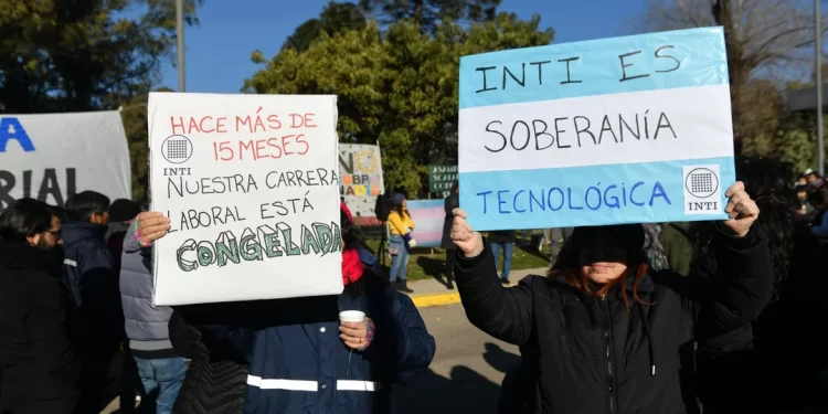 INTI: empleados intentan cortar un carril de General Paz, pero un fuerte operativo policíal impide la medida