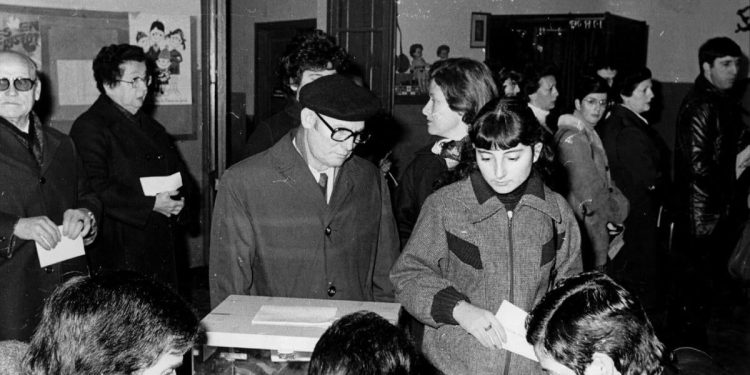 Un sí abrumador a la Constitución y a una nueva etapa de España