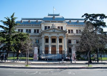 Del desencuentro peronista al sometimiento libertario: el complejo escenario electoral en PBA