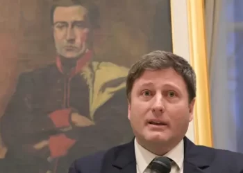 Renuncia de Bustamante en Cancillería expone fractura en el “triángulo del poder”