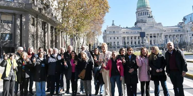 Vergonzoso: Senadores de Unión por la Patria son repudiados por restringir derechos de policías a utilizar baños en el Senado