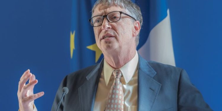 Adiós a los celulares: Bill Gates explicó por qué deben dejar de utilizarse y dice que este será su mejor reemplazo