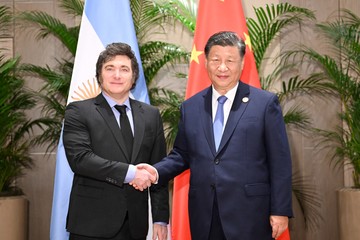Gesto de Milei a China: permitirá que sus ciudadanos entren sin visa a la Argentina