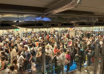 Nueva jornada de caos en los transportes: el control de pasajeros de Barajas, colapsado