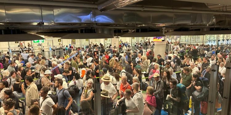 Nueva jornada de caos en los transportes: el control de pasajeros de Barajas, colapsado