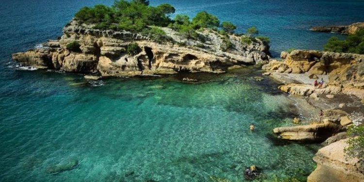 La paradisíaca cala de Cataluña que es poco conocida y se esconde dentro de una cueva: dónde está y cómo llegar
