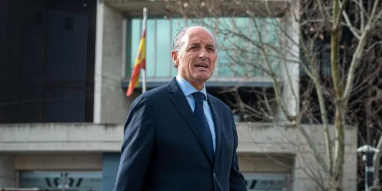 Camps desafía al partido y se presenta como candidato para volver a presidir el PP valenciano