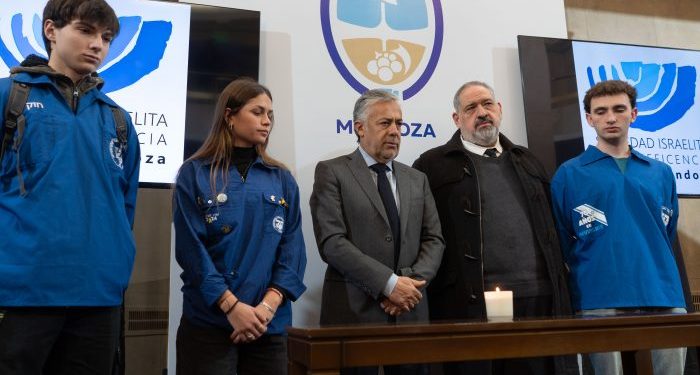 Con Cornejo a la cabeza, Mendoza hizo un homenaje a las víctimas del atentado a la AMIA