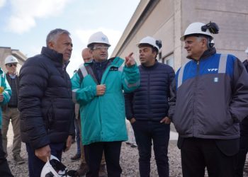 Cornejo recorrió el Parque Solar El Quemado junto al presidente de YPF: “Va a agregar mayor energía”