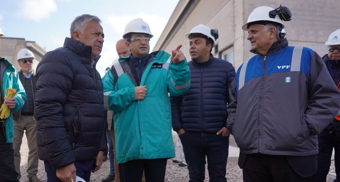 Cornejo recorrió el Parque Solar El Quemado junto al presidente de YPF: “Va a agregar mayor energía”