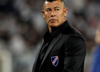 Enojo, amenaza de denuncia y disculpas, ¿qué pasó con Almirón en Chile?