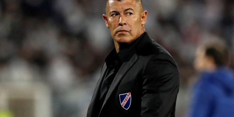 Enojo, amenaza de denuncia y disculpas, ¿qué pasó con Almirón en Chile?