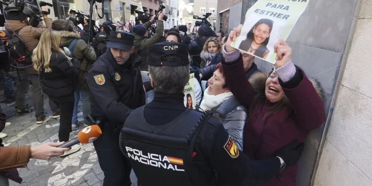 La jueza abre plazo para que las acusaciones pidan la apertura de juicio por la muerte de Esther López