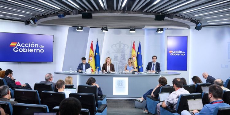 El Gobierno aprueba un crédito de 22 millones de euros para la atención de menores inmigrantes en Canarias, Baleares Ceuta y Melilla