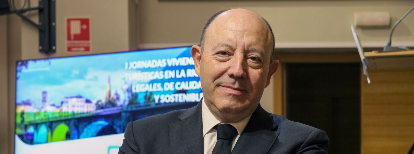 El profesor Gonzalo Bernardos en unas jornadas sobre Viviendas Turísticas en La Rioja (EFE/Fernando Díaz) 