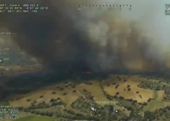 La UME se suma al incendio forestal de Méntrida (Toledo), que obliga a confinar a los vecinos de una urbanización y cortar la A-5