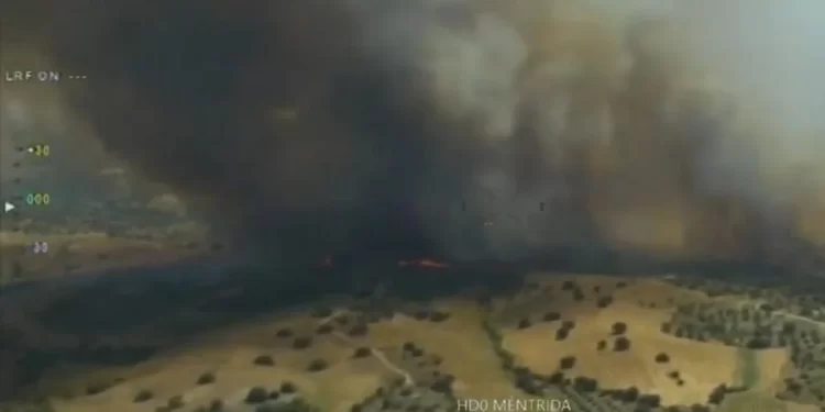 La UME se suma al incendio forestal de Méntrida (Toledo), que obliga a confinar a los vecinos de una urbanización y cortar la A-5