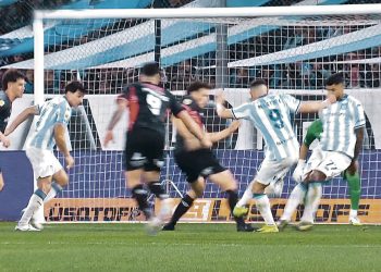 Increíble, pero penal: Maravilla la metió, pero antes hizo foul y Racing perdió en el descuento