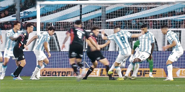 Increíble, pero penal: Maravilla la metió, pero antes hizo foul y Racing perdió en el descuento