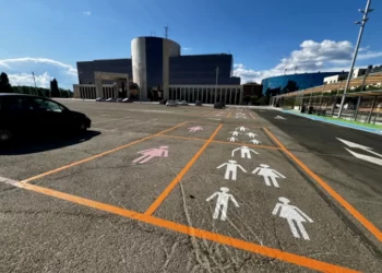 La polémica por el aparcamiento exclusivo para mujeres en León llega a las calles y estalla en redes