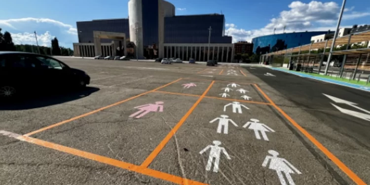 La polémica por el aparcamiento exclusivo para mujeres en León llega a las calles y estalla en redes