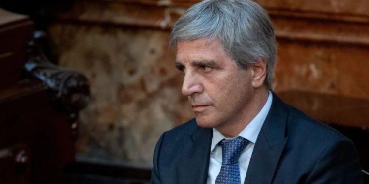 Caputo justificó intervención del Banco Central para absorber pesos y frenar la suba del dólar