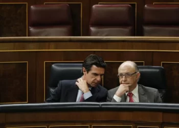 Abengoa pagó casi cinco millones a la consultora fundada por Cristóbal Montoro y se «benefició» de las reformas a las renovables