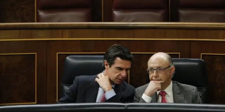 Abengoa pagó casi cinco millones a la consultora fundada por Cristóbal Montoro y se «benefició» de las reformas a las renovables