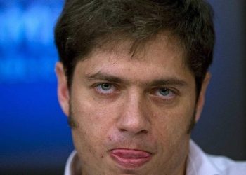 Kicillof ejecuta una purga “soviética” en la Policía Bonaerense por supuesta afinidad política con un candidato libertario
